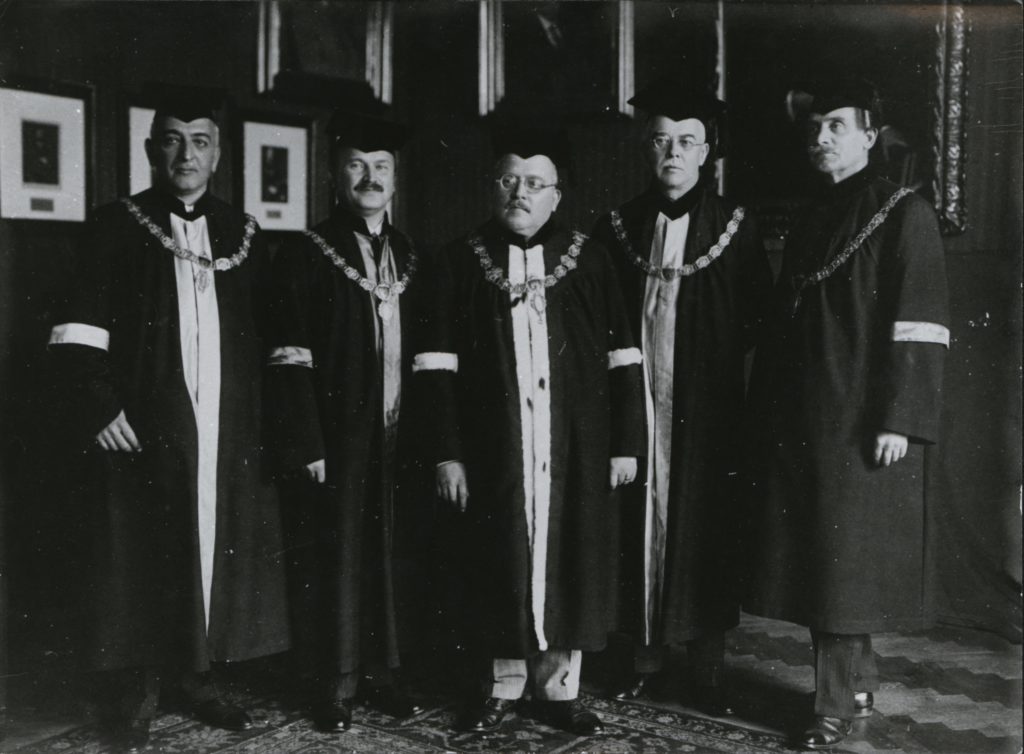 Mansfeld Géza (balról az első) az Erzsébet Tudományegyetem tanácsa az 1931-es tanévnyitó ünnepségen